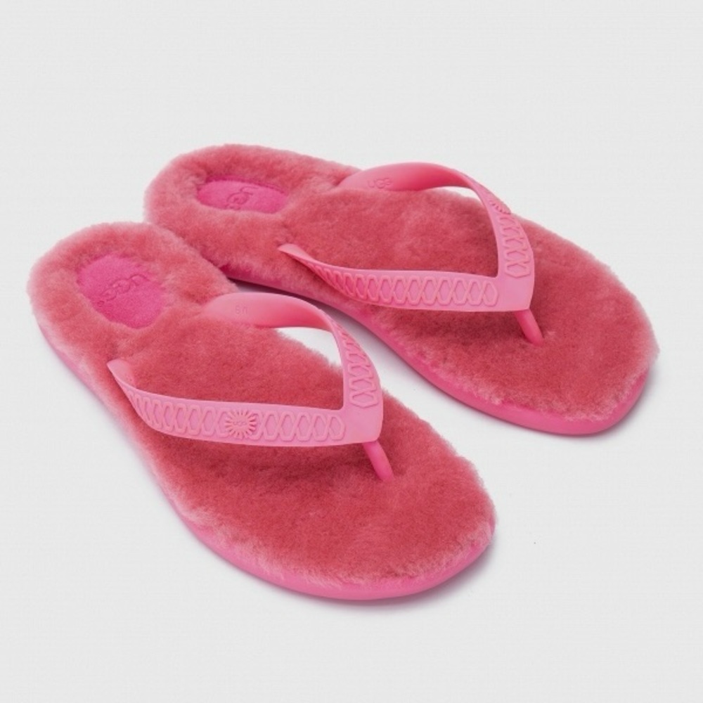UGG Fluffie shearling flip-flop sandals. 🩷